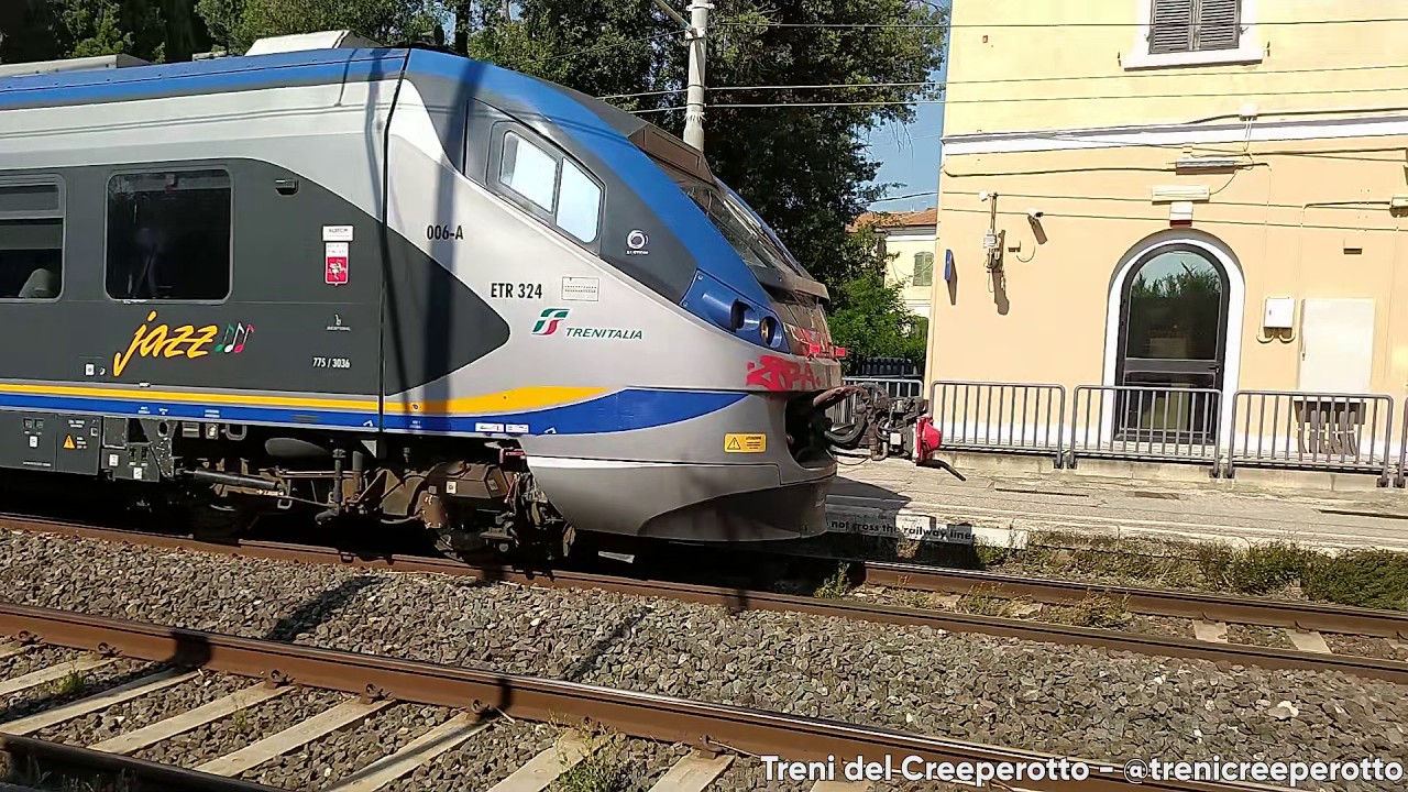 Treno Regionale 19423 con Jazz ETR324.006 - Arrivo & Partenza - Bolgheri - 19/07/2024 👍 Se il video ti è piaciuto lascia un bel mi piace!➕ Iscriviti per seguirmi e ricevere notizie sugli ultimi video!Grazie mille! 😄✅ Unisciti al canale telegram, in cui si potranno trovare foto e piccoli extra che non sono sul canale youtube! ➡️ https://treni.creeperiano99.it/u/telegram----------------------------------------------------------------------------✅ Facebook ➡️ https://treni.creeperiano99.it/u/facebook✅ Twitter ➡️ https://treni.creeperiano99.it/u/twitter✅ Sito Web ➡️ https://treni.creeperiano99.it✅ Odysee ➡️ https://treni.creeperiano99.it/u/odysee----------------------------------------------------------------------------👥 Canale telegram con le notizie della mobilità ferroviaria Toscana in tempo reale✅ https://treni.creeperiano99.it/u/treninews-toscana----------------------------------------------------------------------------👥 Il gruppo telegram discussione del canale telegram con possibilità di parlare di ferrovia in generale, nel rispetto degli altri utenti✅ https://treni.creeperiano99.it/u/gruppotelegram----------------------------------------------------------------------------👥 Gruppi telegram dedicati alle stazioni con anche le notizie della mobilità ferroviaria Toscana✅ Castagneto Carducci-Donoratico Stazione FS: https://treni.creeperiano99.it/u/castagnetocarducci✅ Cecina Stazione FS: https://treni.creeperiano99.it/u/cecina✅ Empoli Stazione FS: https://treni.creeperiano99.it/u/empoli✅ Campiglia Marittima Stazione FS: https://treni.creeperiano99.it/u/campigliamarittima✅ Livorno Centrale Stazione FS: https://treni.creeperiano99.it/u/livornocentrale✅ Firenze Santa Maria Novella Stazione FS: https://treni.creeperiano99.it/u/firenze💰🎁 DonazioniSe vuoi supportarmi, potrai farlo tramite i seguenti metodi. Grazie!● PayPal ➡️ https://treni.creeperiano99.it/u/donazioni● Streamelements (per apparire tra i donatori sul canale principale) ➡️ https://treni.creeperiano99.it/u/donate----------------------------------------------------------------------------#ETR324 #Jazz #Bolgheri#trains #treni #treno #ferrovia #ferrovie #italy #italia #railway #railways